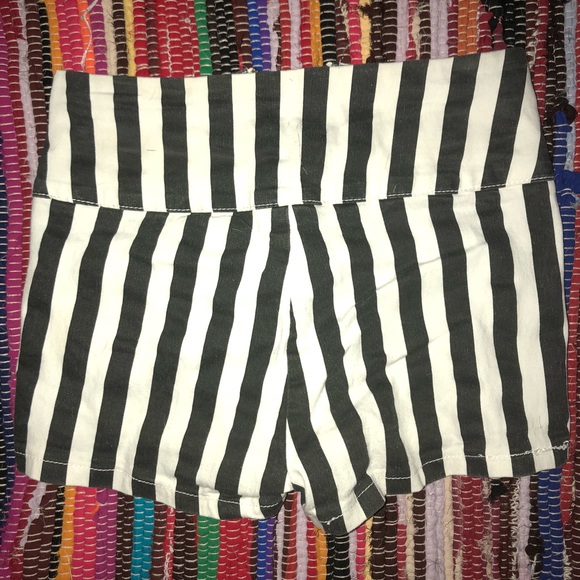B/W Strip hot pant - Picture 3 of 3
